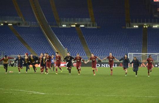 L'esultanza dei giocatori della Roma dopo il 3-0 alla Sampdoria, sotto la Curva vuota. Ansa